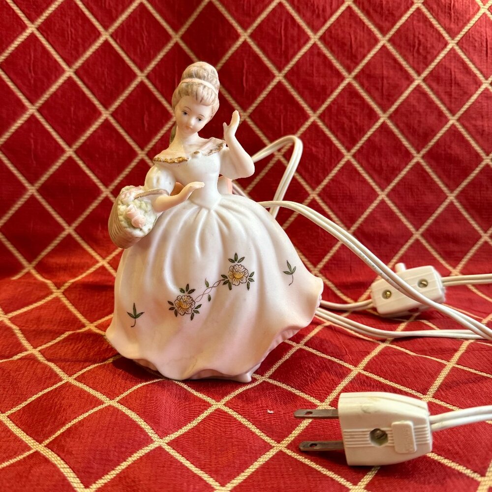 Vintage Lady Figurine Lamp.